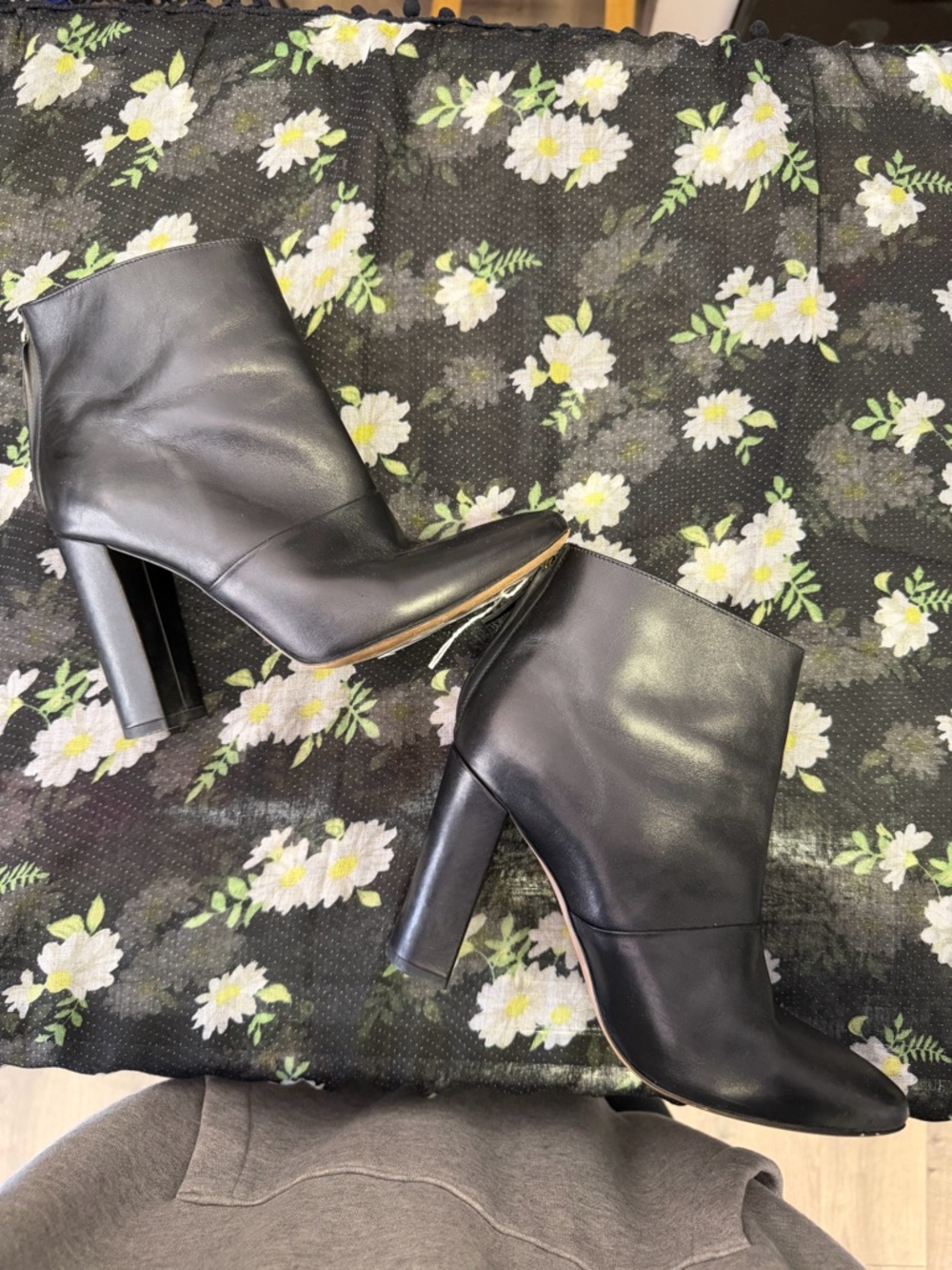 J.Crew Women’s Black Leather Ankle Booties with Block Heel.         Size: 7.5 - Picture 4 of 5